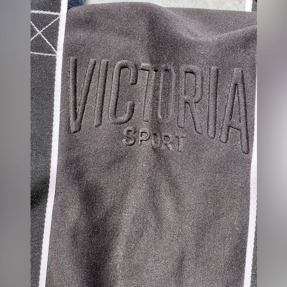 NWT Victoria Secret Duffle Bag - Picture 4 of 7